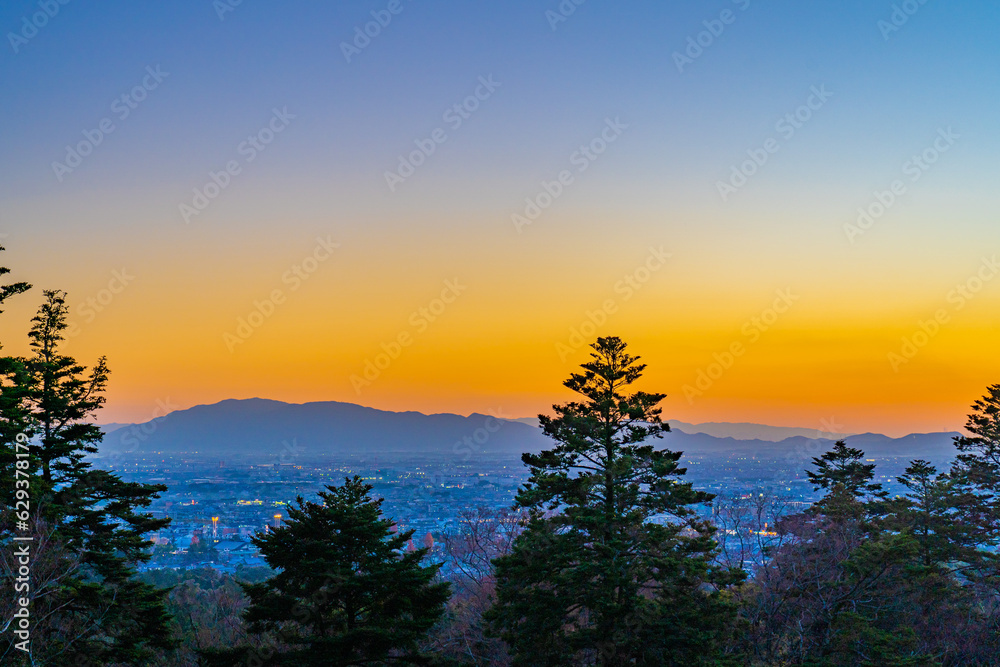 Obraz premium 夕暮れ時の若草山