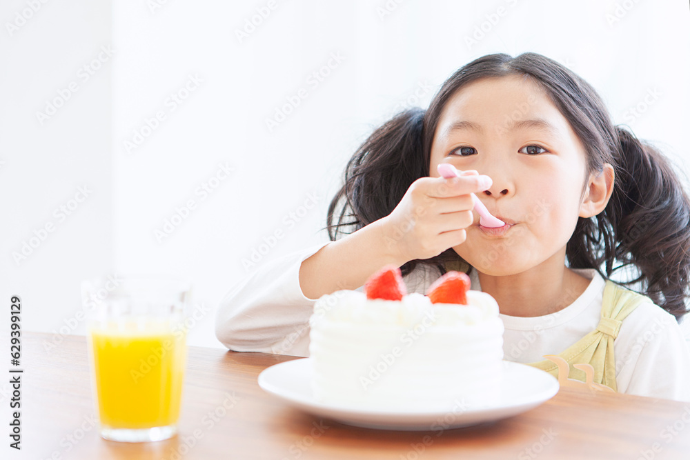 ケーキを食べる女の子 ケーキを食べる女の子