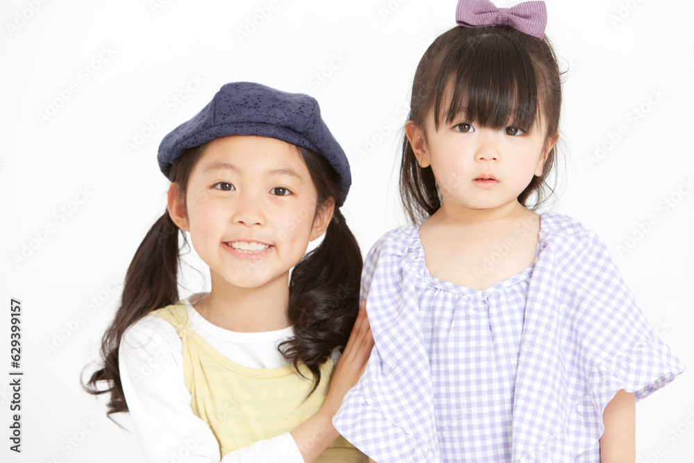 帽子を被った女の子と赤ちゃん 帽子を被った女の子と赤ちゃん