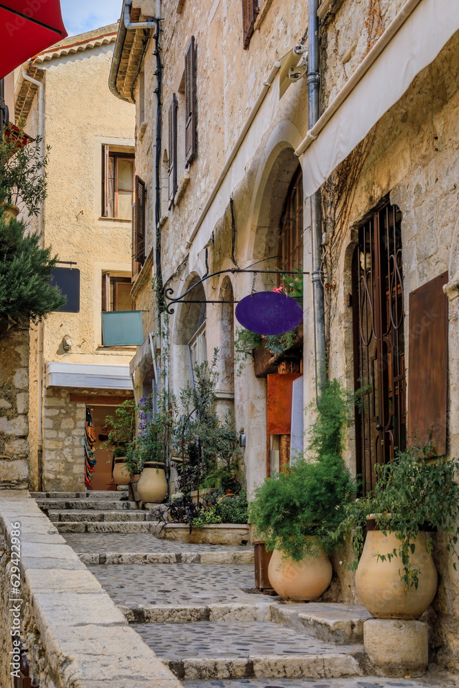Φωτογραφία Traditional old stone houses along stairs on a street in the medieval town of Sa