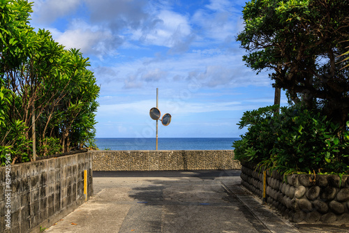 Fotografía 南国の島の海岸沿いの田舎町の丁字路とカーブミラー