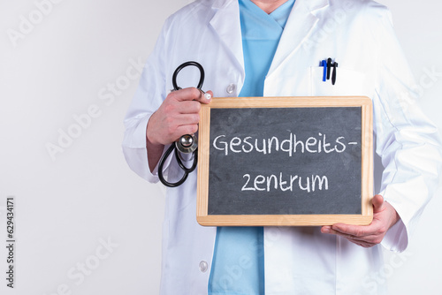 Arzt mit einer Tafel auf der Gesundheitszentrum steht