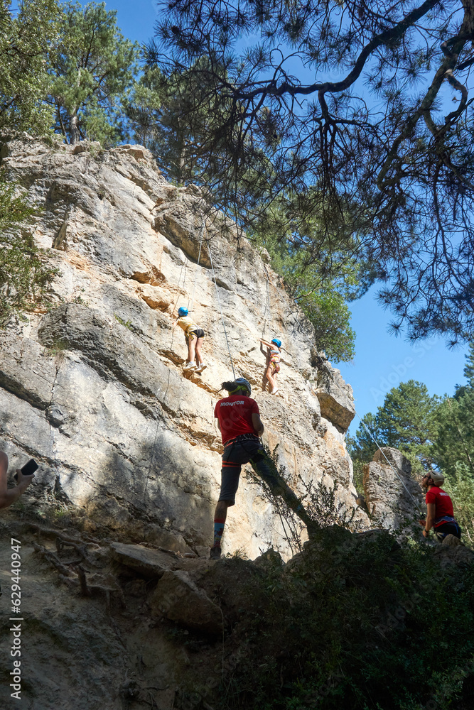 Parque Natural de Cazorla, Segura y La Villa en la provincia de Jaén (Andalucía), España. Familias realizan escalada en una pared de roca caliza con seguridad.