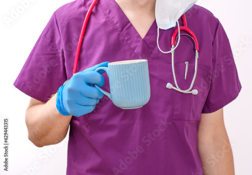 Lekarz, pan doktor pijący kawę na dyżurze 