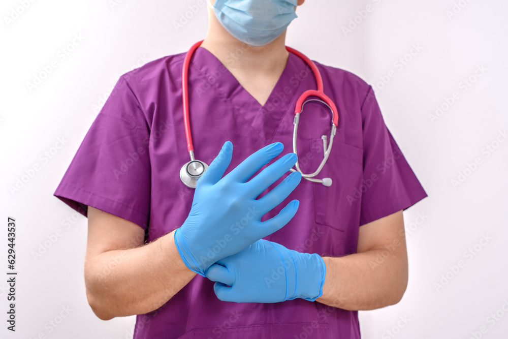 Lekarz chirurg zakładający rękawiczki ochronne - obrazy, fototapety, plakaty 
