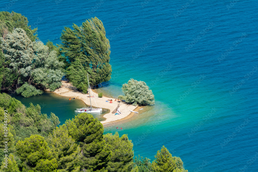 Naklejka premium Petite plage sur le lac de Sainte-Croix dans les Alpes-de-Haute-provence.