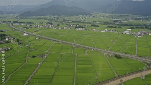 ドローン撮影：田んぼに囲まれた南魚沼市の町