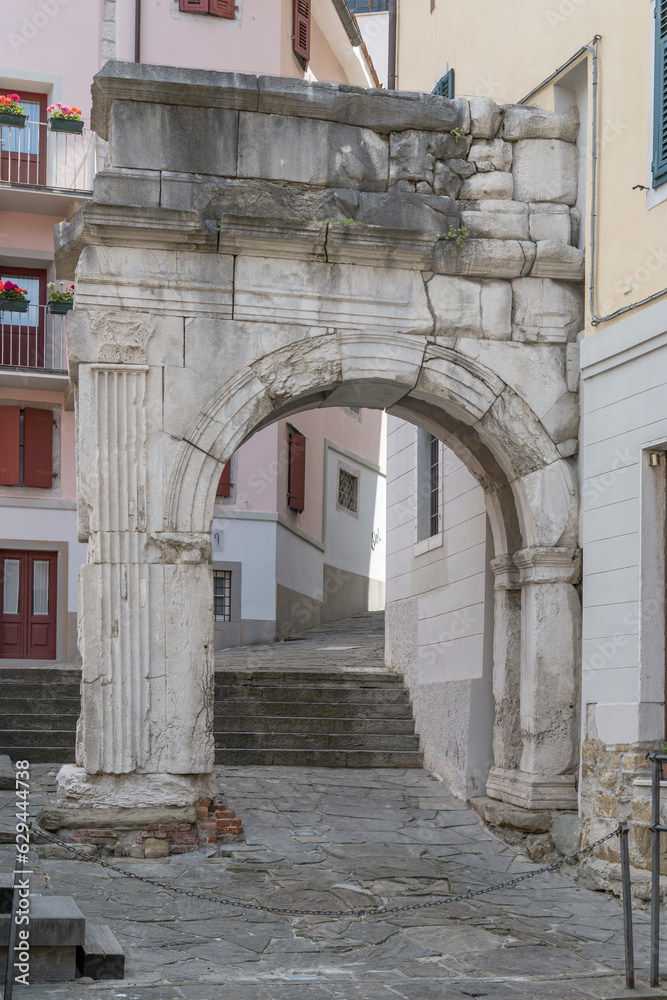 Obraz premium ruins of Roman Riccardo arch, Trieste, Friuli, Italy