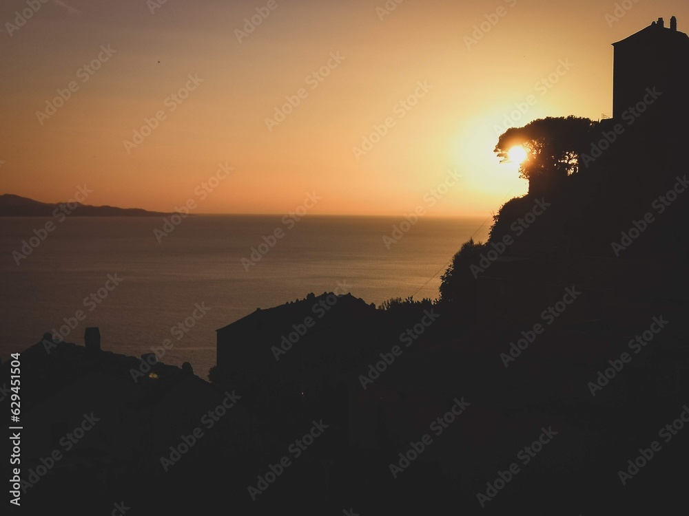 Fototapeta premium Couché de soleil sur la mer Méditerranée, Nonza, Corse