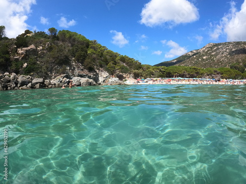 isola del mediterraneo con acqua cristallina