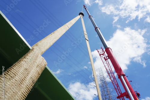 Obraz na plátně Shackles and webbing slings set connecting to lift up steel structure at the construction area in heavy duty industrial or oil and gas plant