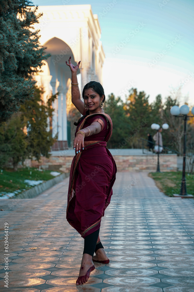 Naklejka premium bharatanatyam dance of woman out of india in central asia countries a old historical tamil indian traditional dance