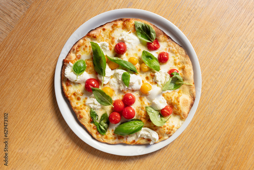 pizza, mozzarella, pomodori, pachino, bufala, cruda, formaggio, basilico, bianca, senza, pomodoro, italia, pizzeria, tavolo, grezzo, legno, fatto, in, casa, genuino, prodotti, km, 0, made, ristorante,