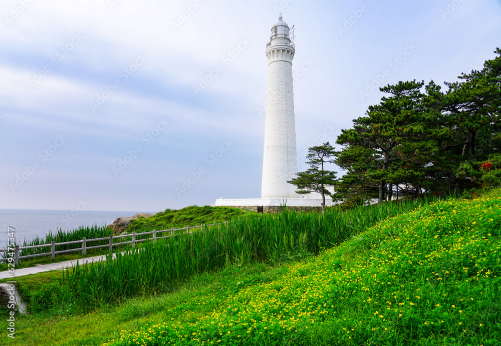 日本海に突き出た出雲日御碕灯台（島根県出雲市）