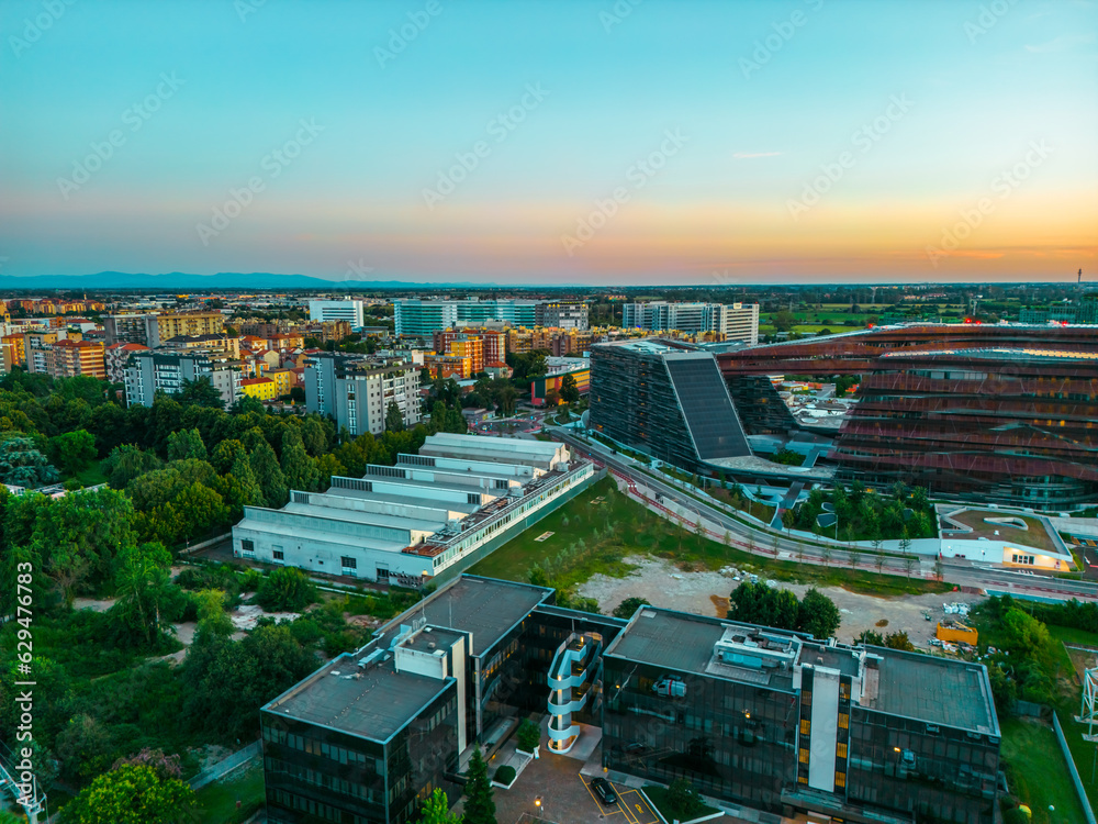 Obraz premium Milan cityscape at sunset