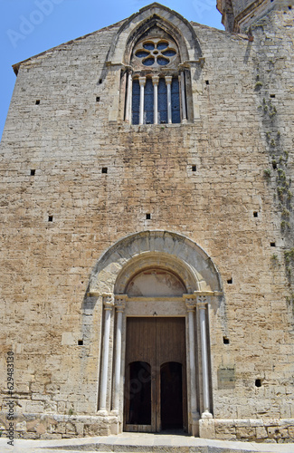 Iglesia de Besalú Girona España  © luzimag