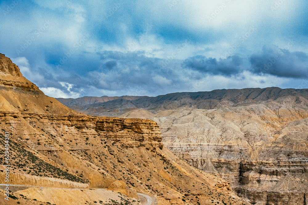 Naklejka premium Breathtaking Landscape of Upper Mustang Desert Landscape alongside Kaligandaki River in Nepal