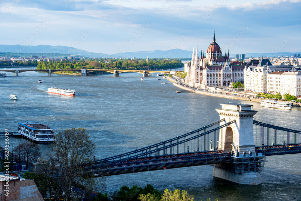 Obraz premium city chain bridge