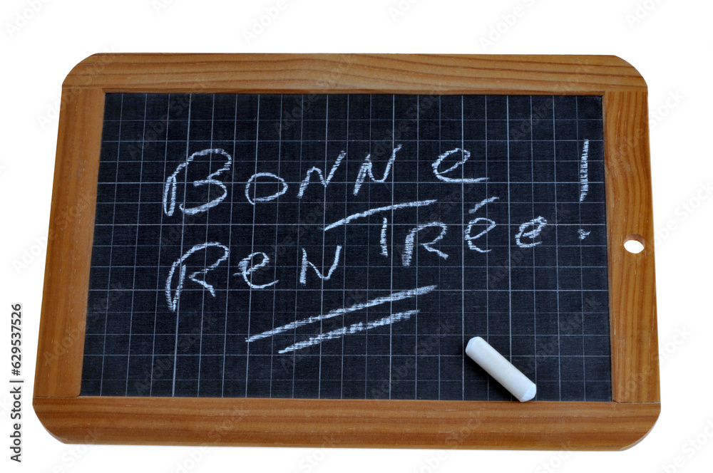 Bonne rentrée écrit sur une ardoise d'école avec une craie en gros plan sur fond blanc Bonne rentrée écrit sur une ardoise d'école avec une craie en gros plan sur fond blanc