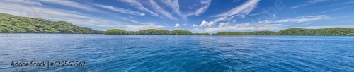 Fototapeta Naklejka Na Ścianę i Meble -  Panoramic view over turquoise blue water to a tropical island in Palau