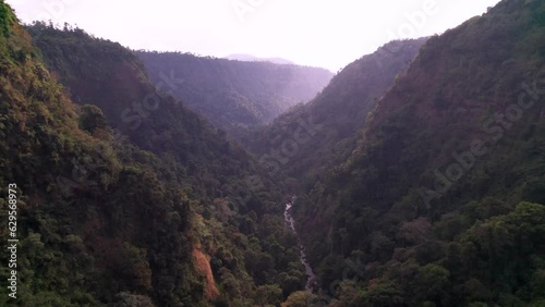L'immense et magnifique cascade de Tad Fan se jetant dans un cratère naturel, sur le plateau du Bolaven, région de Champasak au Laos, Asie du sud-est