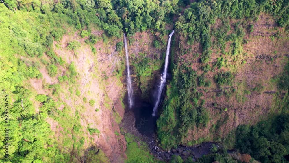 L'immense et magnifique cascade de Tad Fan se jetant dans un cratère naturel, sur le plateau du Bolaven, région de Champasak au Laos, Asie du sud-est