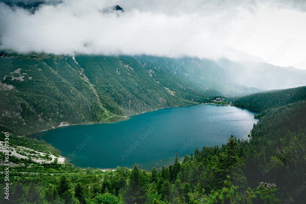 Obraz premium A large body of water surrounded by mountains and vistas of infinite beauty 