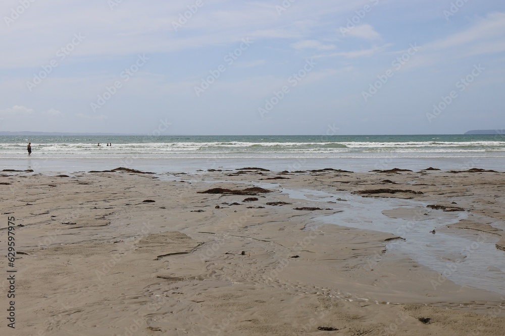 La plage de sable le long de l'océan atlantique, ville de Saint-Nic, département du Finistère, France