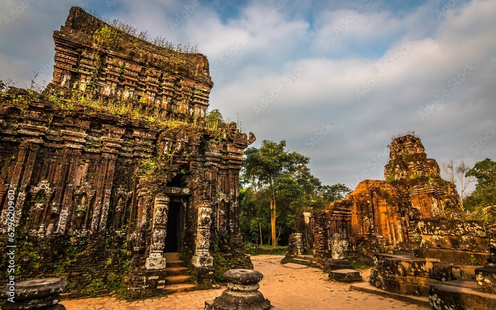 Naklejka premium the entrance to an ancient temple, with ruins surrounding it