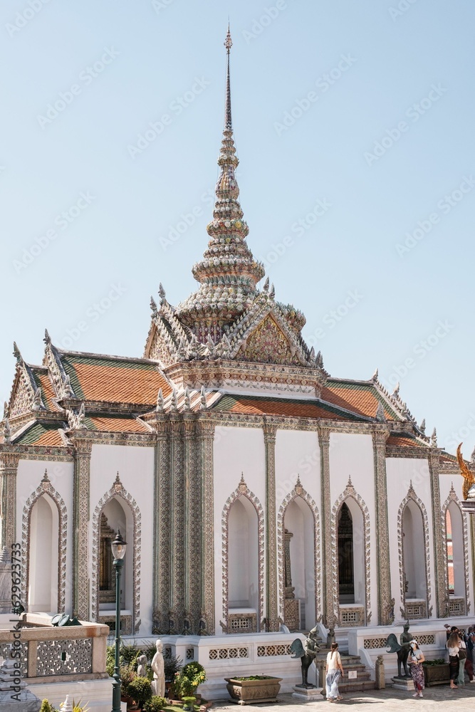 Naklejka premium people are standing in front of a building with tall spires