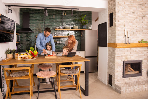 Young family preparing vege...