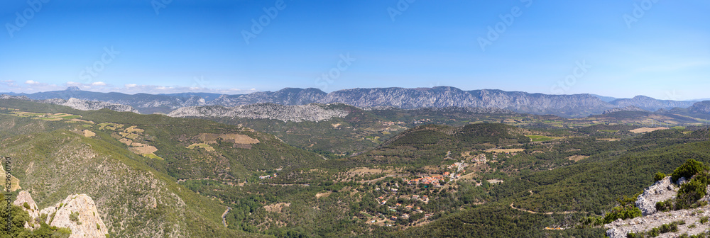 Panorama du Fenouillèdes et le village de St Arnac