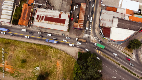Trânsito de carros na cidade de Suzano vista do alto por um drone.  photo