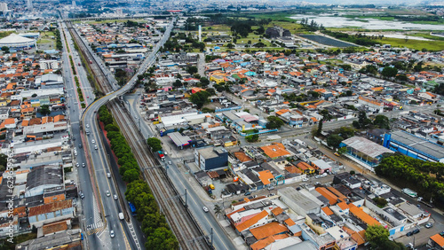 Visão aérea do centro da cidade de Suzano no estado de São Paulo captada por um drone próximo ao viaduto da cidade. 