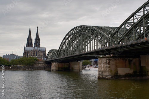 Ausblick über den Rhein mit dem Kölner Dom im Hintergrund © Karsten