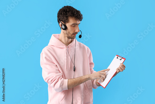Male technical support agen...