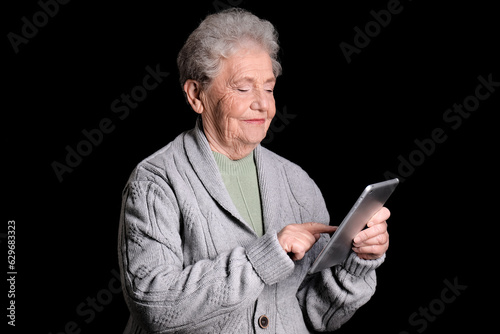 Senior woman using tablet c...
