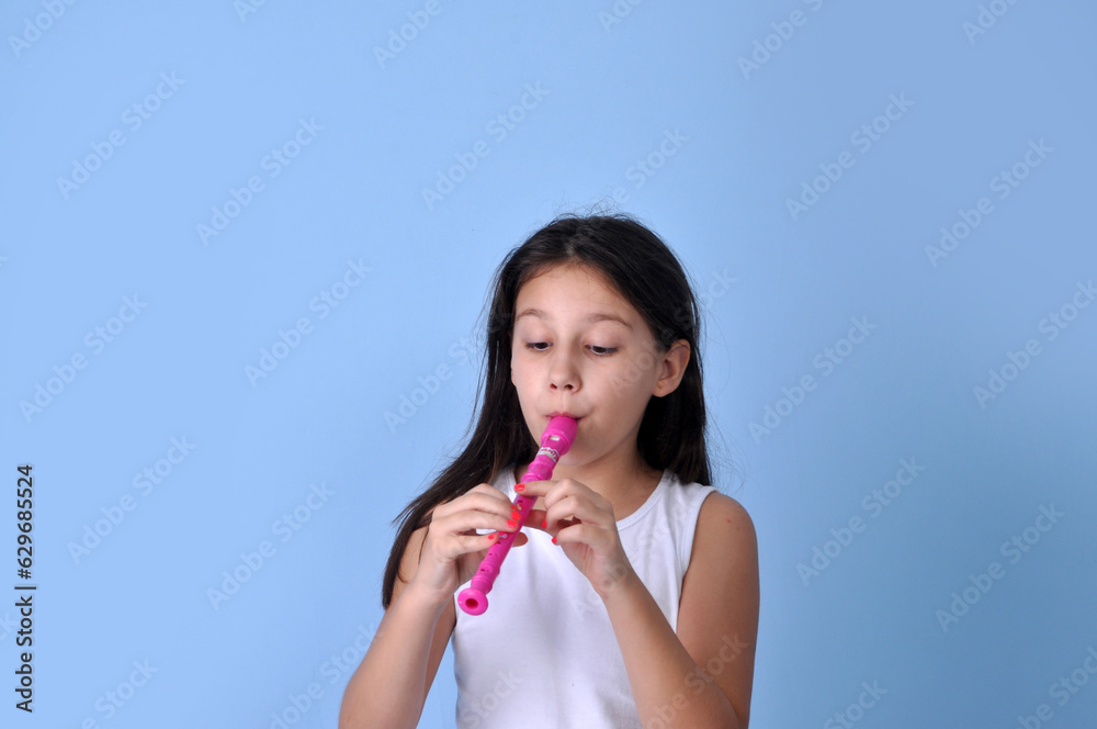 criança com flauta de musica em fundo azul, dotes musicais criança com flauta de musica em fundo azul, dotes musicais