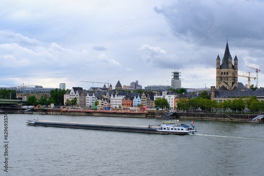 Gas Frachtschiff auf dem Rhein bei Köln