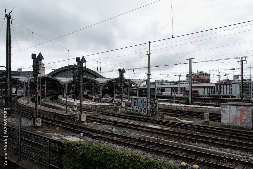 Blick in den Hauptbahnhof Köln mit Zug