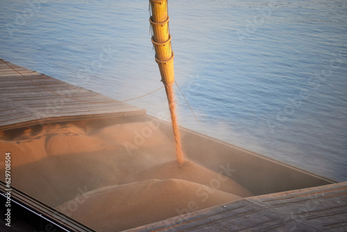 Quadro em tela A bulk cargo loaded with grain in port