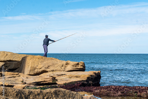 Pescador en las rocas