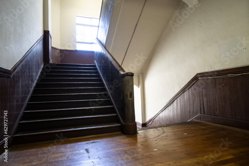 レトロな階段、木製の古い学校の怪談、光が差し込む木製階段、