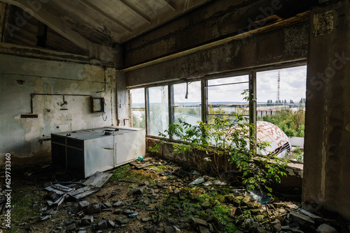 Schilderij op canvas Overgrown by plants old abandoned building interior