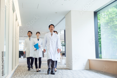 病院の廊下を歩く医師たち