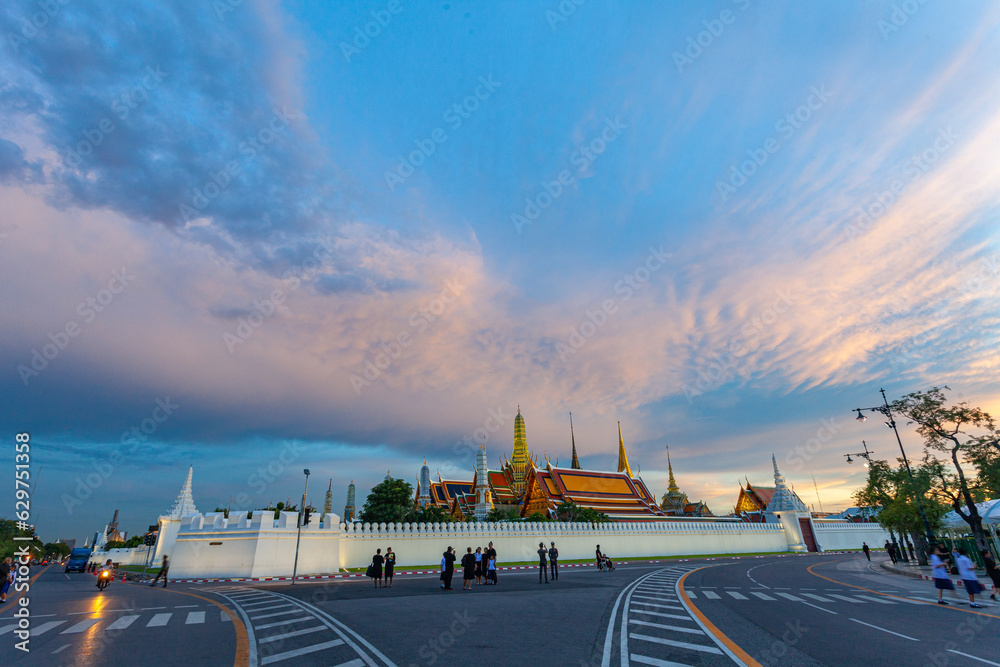 Obraz premium .scenery sunset above the beautiful palace..Wat Phra Kaew or Temple of the Emerald Buddha..It is a cultural attraction and an popular landmark or tourist attraction..the beauty of Thai architecture..
