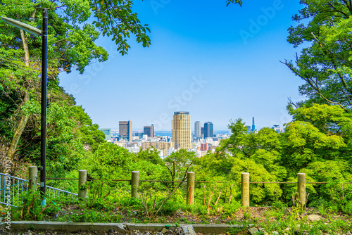 青空と神戸の街並み