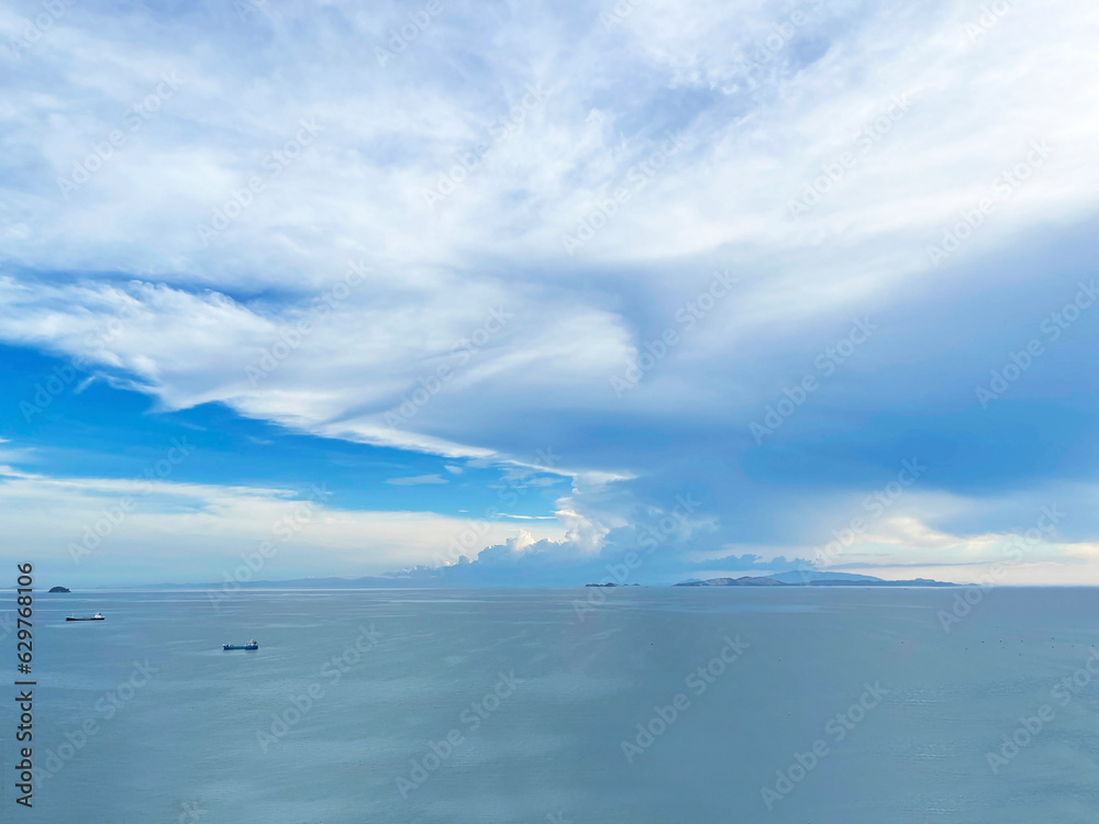 夏の青い空と海と船舶