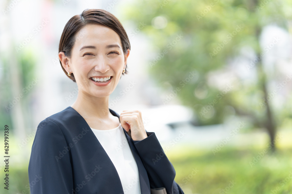 ビジネスイメージ　女性　新緑