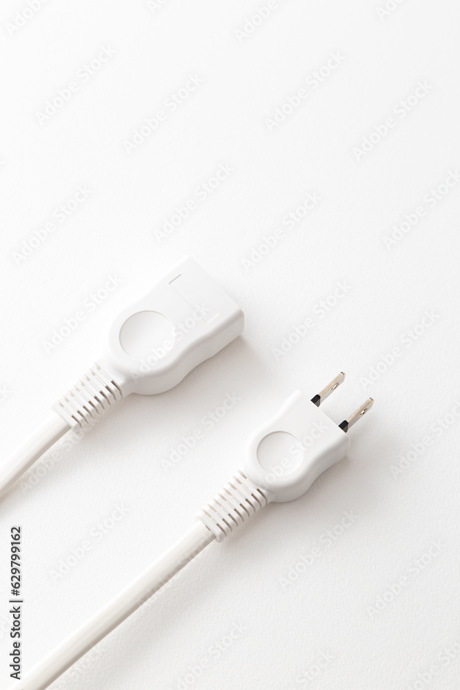 白背景に置かれた電源プラグの延長コード 白背景に置かれた電源プラグの延長コード